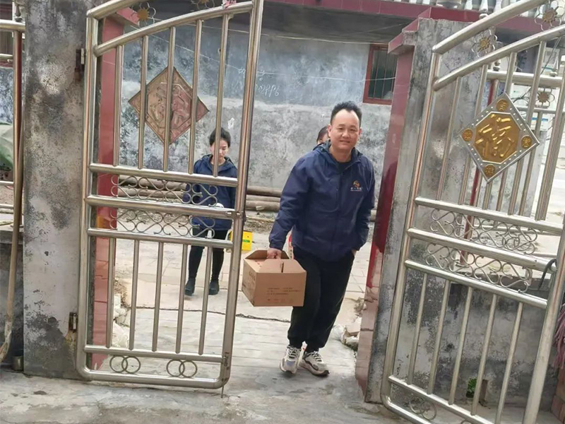 慰问眷注 | 意昂F凯捷牧业工会慰问周边难题家庭