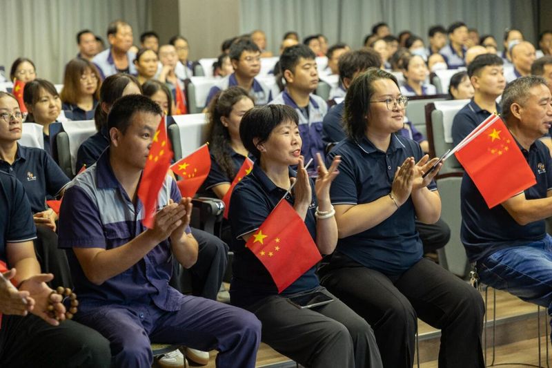 意昂F凯捷牧业组织寓目抗战胜利80周年大阅兵仪式