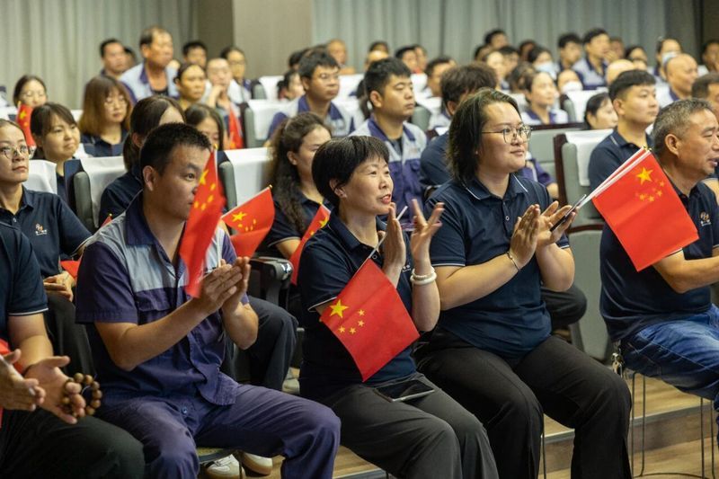 意昂F凯捷牧业组织寓目抗战胜利80周年大阅兵仪式