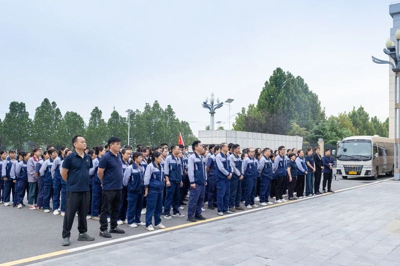 意昂F凯捷牧业举行国庆升旗仪式，共祝祖国昌盛郁勃！！！